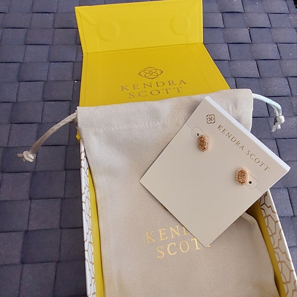 Kendra Scott Stud Earrings /Gold Tone / New In Box - Picture 6 of 6